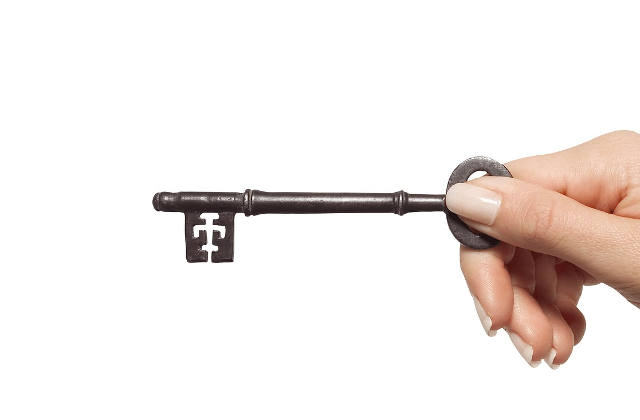 ein alter Bartschlüssel in einer Hand